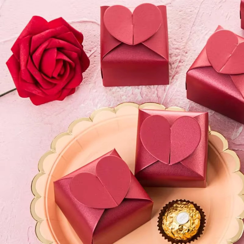 50 Stück Herz-förmige Geschenkkartons aus Papier für Hochzeiten und Valentinstag in Beige und Rot - Bild 2