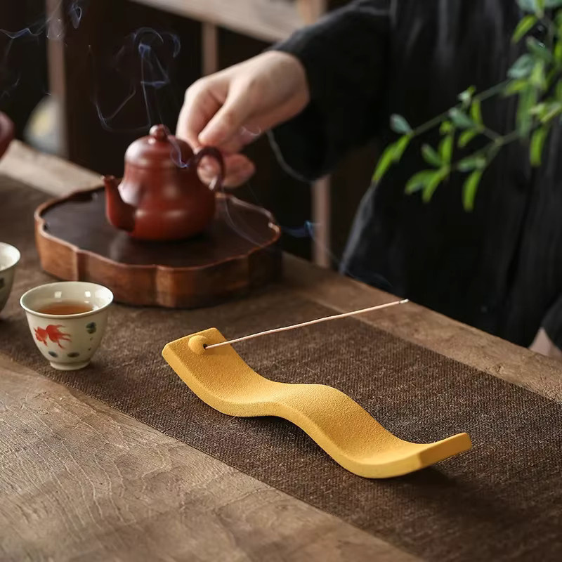 Räucherstäbchenhalter aus Keramik von MYHEYMEILY in Weiß und Gelb, minimalistisches Räuchergefäß für die Tischdekoration - Bild 2