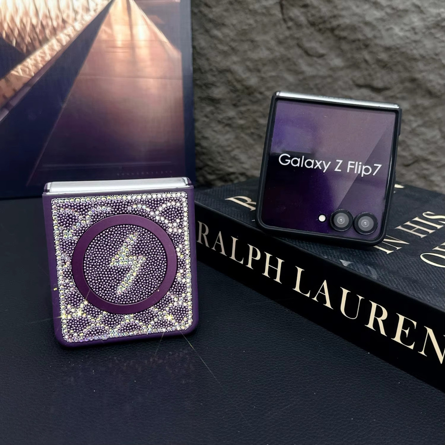 Flash Diamond Magnetische Faltbare Schutzhülle für Samsung Z Flip 6 7 FE in Purple mit Luxuriösem Voll-Diamant-Design und Trageriemen - Bild 3