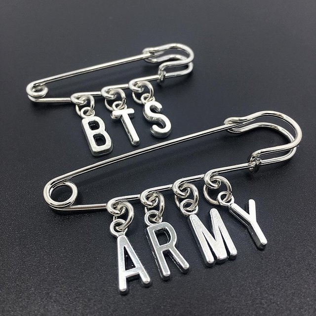 BTS & ARMY Buchstaben-Anhänger Sicherheitsnadel-Broschen-Set, Versilbert, Unisex - Bild 1