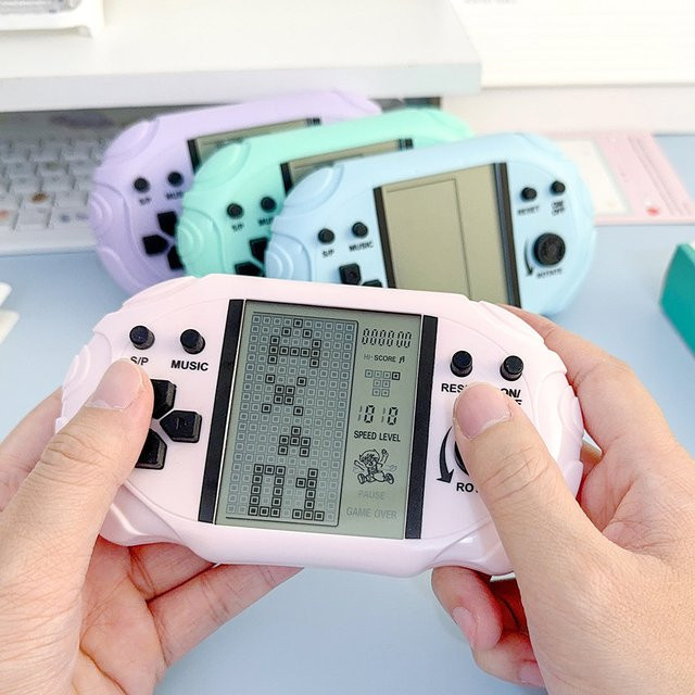 Tragbare Tetris-Spielkonsole im Retro-Design mit großem Bildschirm als Kinderspielzeug in Macaron-Farben - Bild 1