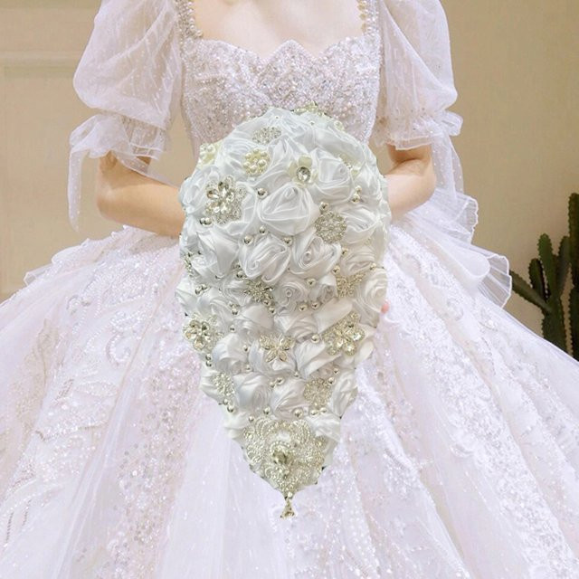 Handgemachtes Wasserfall-Brautbouquet von IVINLA mit weißen Seidenrosen, Saphirblau, Perlen und Diamanten für deine Hochzeit - Bild 1