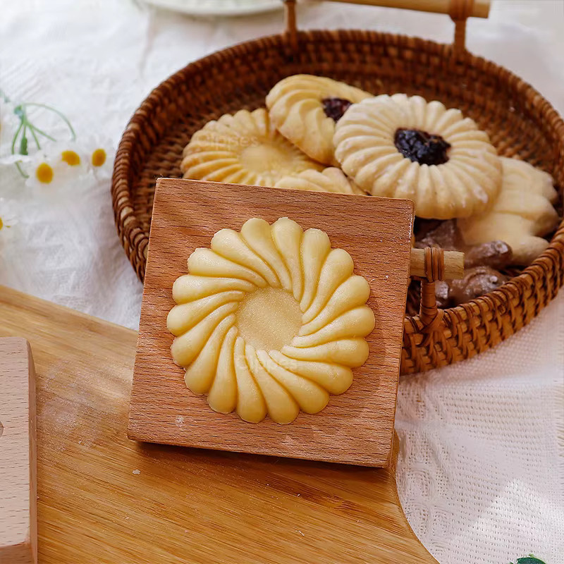Cippes 3D-Ausstecherformen aus Holz in Braun, runde gravierte Keksformen für Lebkuchen und Fondant - Bild 1
