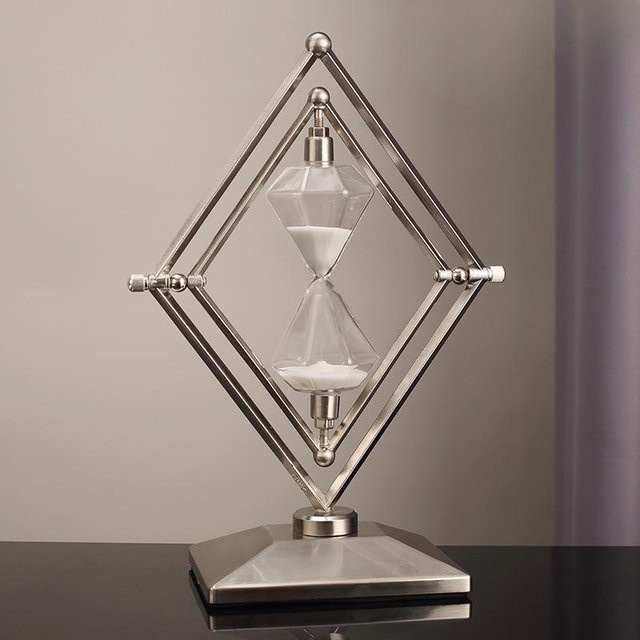 Moderne geometrische Sanduhr in Silber und Weiß als dekoratives Ornament für deinen Schreibtisch - Bild 1