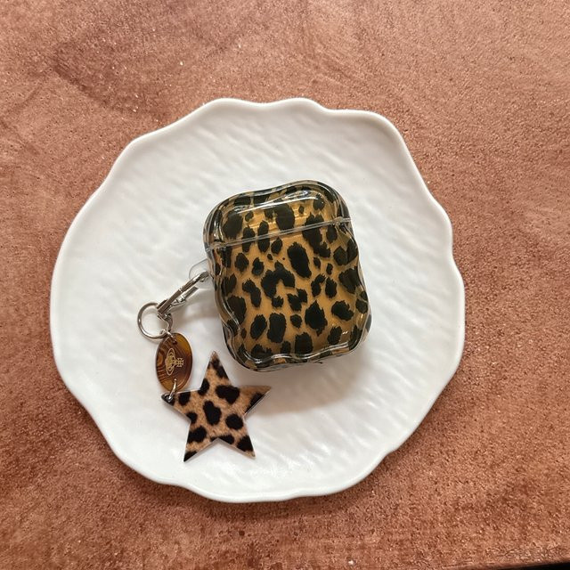 Stilvolle Retro-Kopfhörerhülle mit braunem Leopardenmuster, gewelltem Rand und Stern-Anhänger für Apple AirPods 1, 2, 3, 4 und Pro 2/3 in Braun - Bild 1