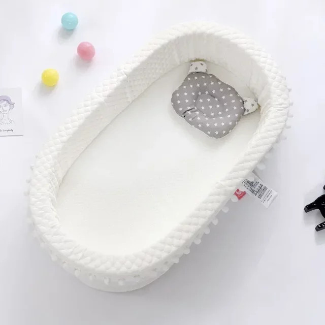 Tragbares Baby Nest Bett aus Baumwolle mit Kissen in Weiß, B/T/H: 90 x 50 x 20 cm - Bild 1