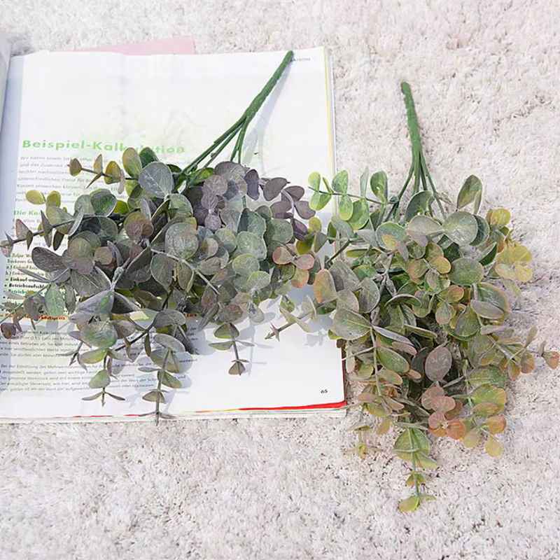 Grüner künstlicher Eukalyptuszweig aus Kunststoff für deine Dekoration zu Weihnachten oder Hochzeiten - Bild 2