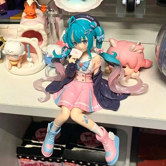 Bandai Hatsune Miku Anime-Figur, rosa Sakura, sitzende Pose, PVC-Actionfigur - Bild 1