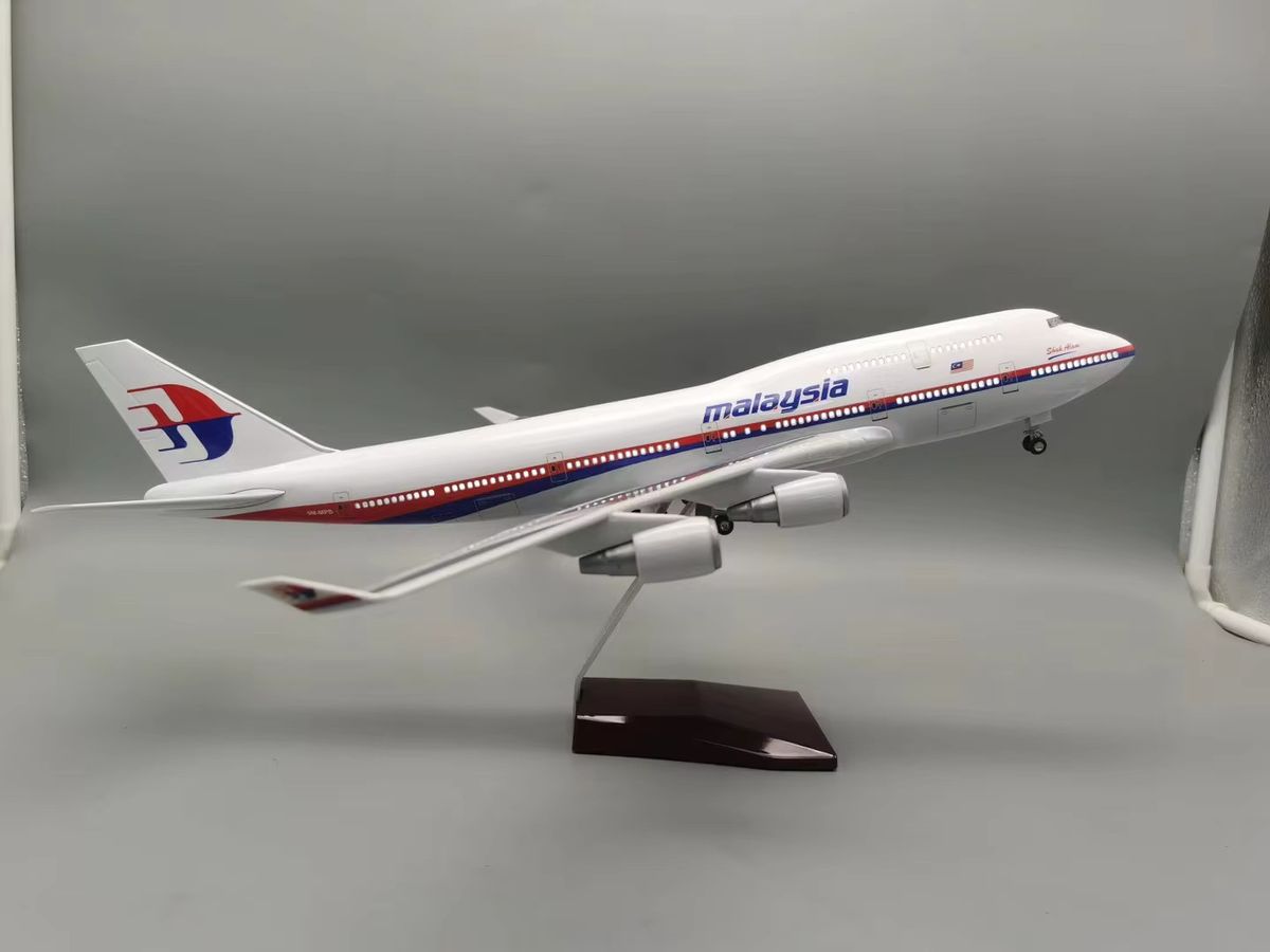 ZOCO Boeing 747 Flugzeugmodell Malaysia im Maßstab 1:150 mit Licht und Fahrwerk als Sammlerstück - Bild 2