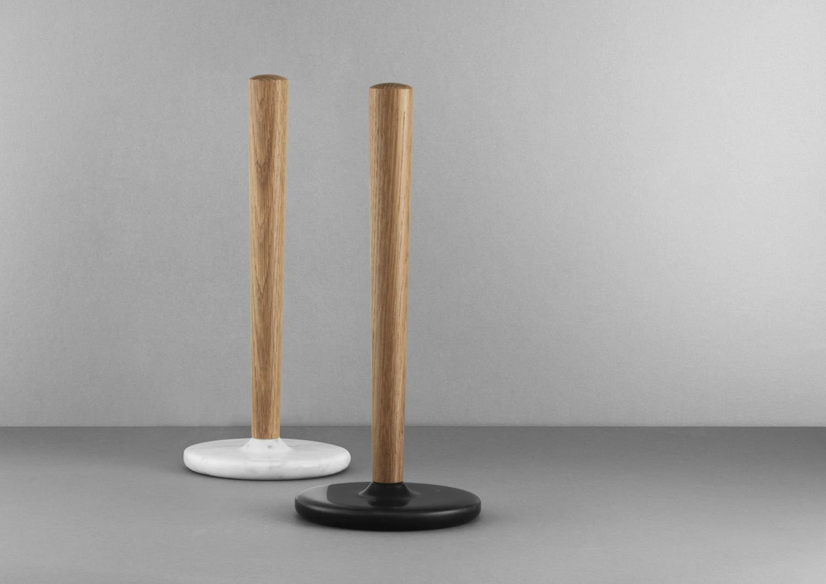 Normann Copenhagen Craft Küchenrollenhalter aus Marmor und Holz in Schwarz - Bild 2