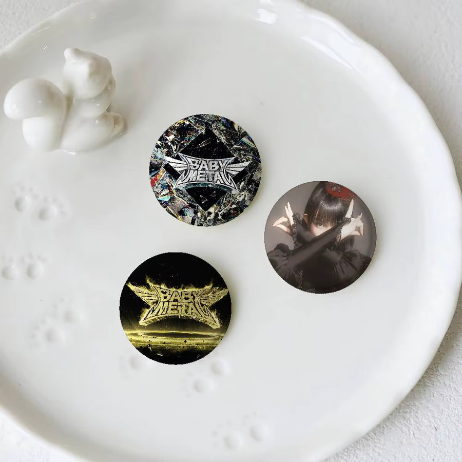 Brosche Babymetal, Weißblech, Japanischer Rock - Bild 4