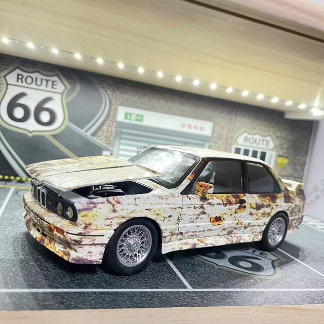 MAKEDA 1988 M3 E30 Rostbeschädigte Version, Sportwagen Modell, 1:24, Metall, mit Licht und Sound - Bild 1