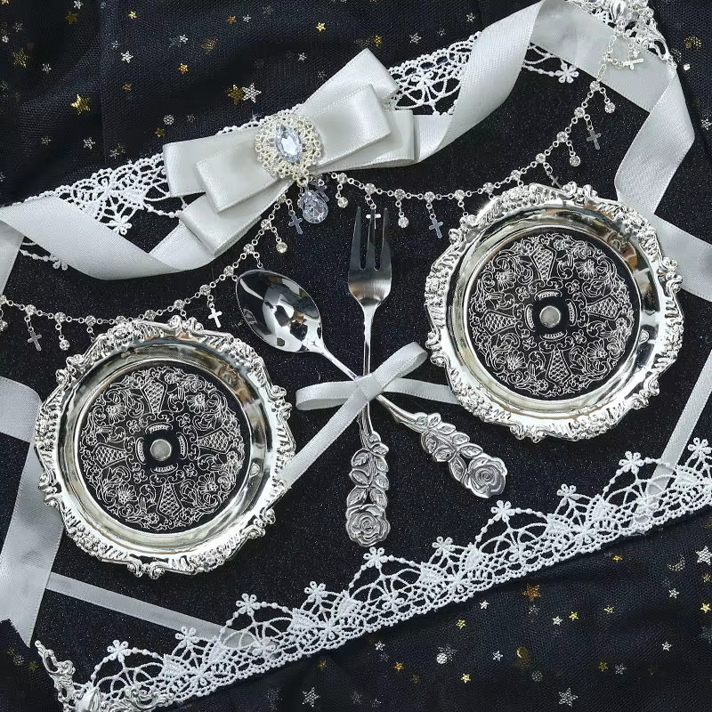 Gothic Classic Lolita Schmetterlingsschleife Ita Bag Einlegeplatte aus Metall in Weiß als Abzeichenhalter und Organizer-Board - Bild 2
