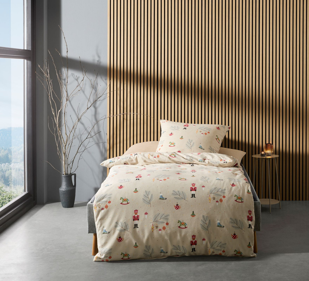 Fleuresse Aspen Biber Bettwäsche aus Baumwolle mit Nussknacker Zweigen und Kugeln in Beige, B/H: 155 x 220 cm und 80 x 80 cm - Bild 1