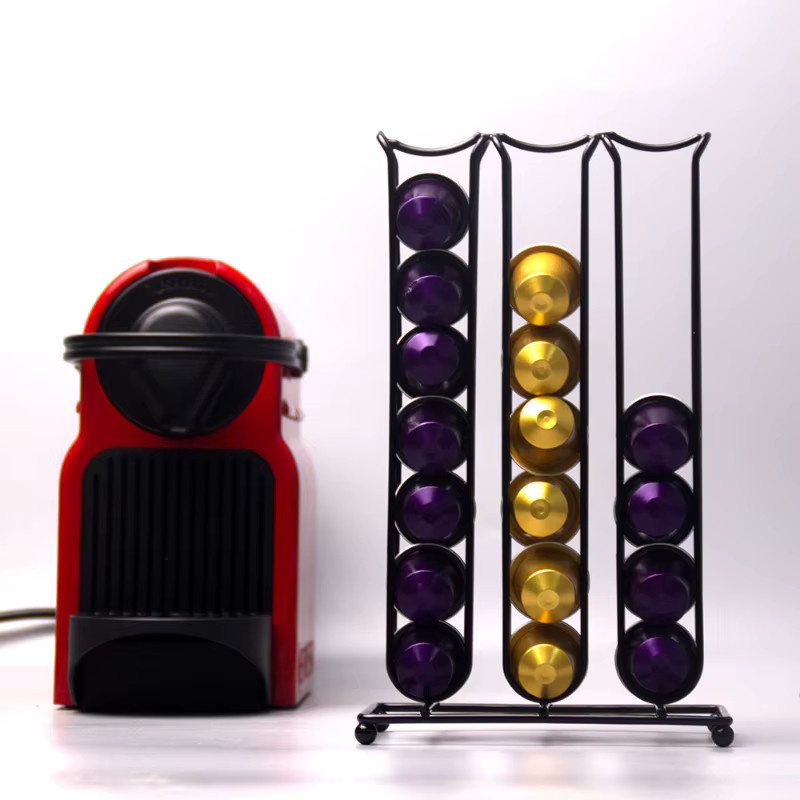 Kompakter Kaffeepadhalter für 42 Nespresso Kapseln aus Metall in Schwarz mit Regal zur Aufbewahrung auf der Küchenarbeitsplatte - Bild 3