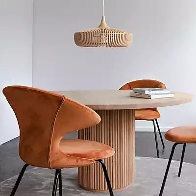 Umage Clava Dine Wood Pendelleuchte mit rundem Baldachin in Weiß und Schirm aus dunkler Eiche