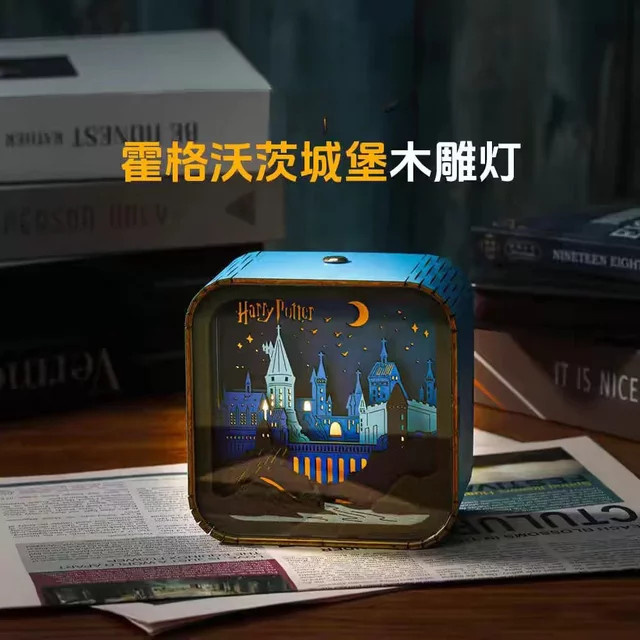 Bandai Harry Anime Hogwarts Castle Nachtlicht, Holzschnitzerei, Spieluhr - Bild 1