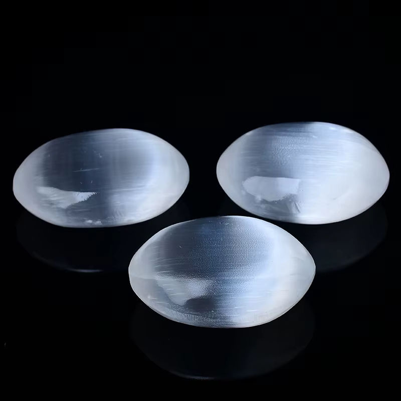 Harmonious Crystalloid Selenit Gips Stein in ovaler Form, weiß und gelb, als natürliches Mineral-Ornament zur Handmassage und Heilung - Bild 4