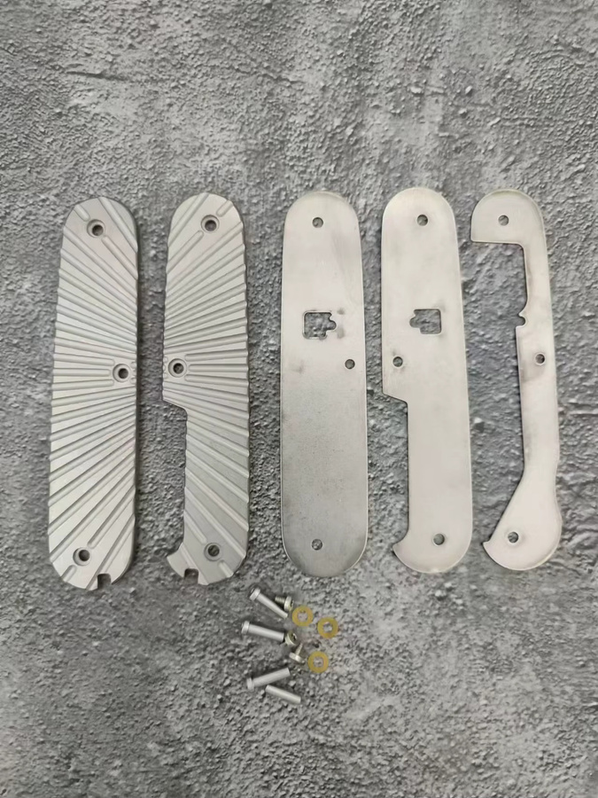 Victorinox Maßgefertigte Titanlegierung Skalen in Silber für 91 mm Swiss Army Knife inklusive Pinzette und Zahnstocherfach - Bild 1