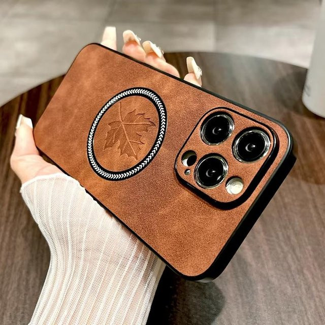 MagSafe Leder Handyhülle mit Ahornblatt-Design für iPhone 11 bis iPhone 16 Pro Max von Yiran Bag in Braun - Bild 1