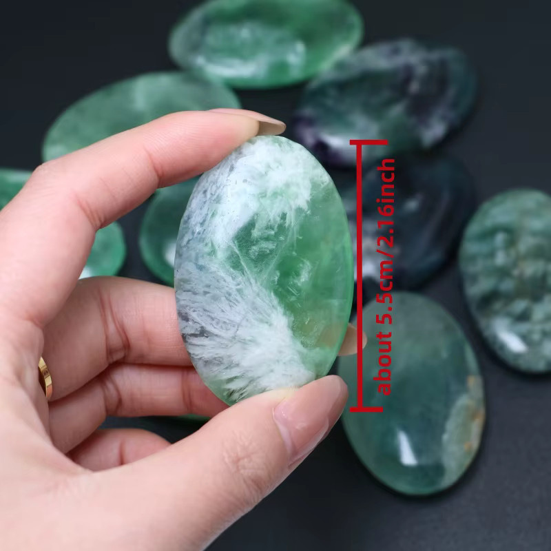 CrystalHola Feder-Schneeflocken-Fluorit Palmstein, polierter Naturstein im Boho-Stil in Grün, Blau und Lila - Bild 2
