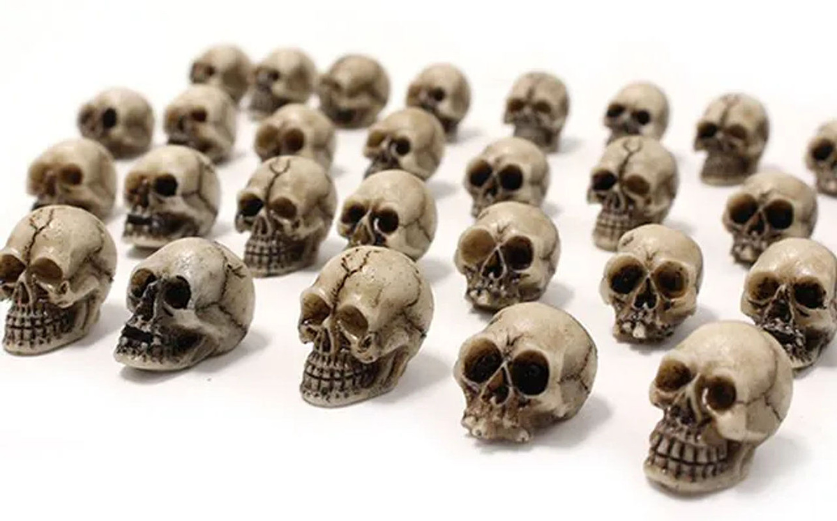20 Stück gotische Totenkopfskulpturen von alloet in Grau und Beige als Halloween-Skelettstatuen zur Dekoration von Garten und Topfpflanzen - Bild 1