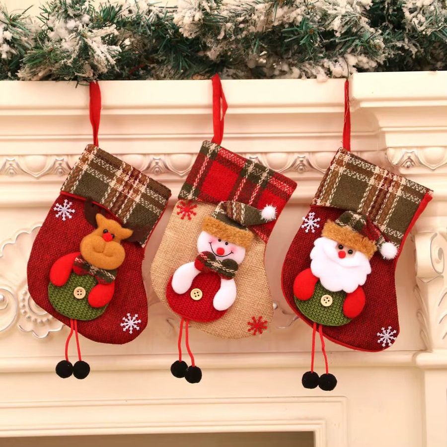 Weihnachtssocken und Geschenktüten mit Motiven von Weihnachtsmann, Schneemann oder Elch in Rot - Bild 3