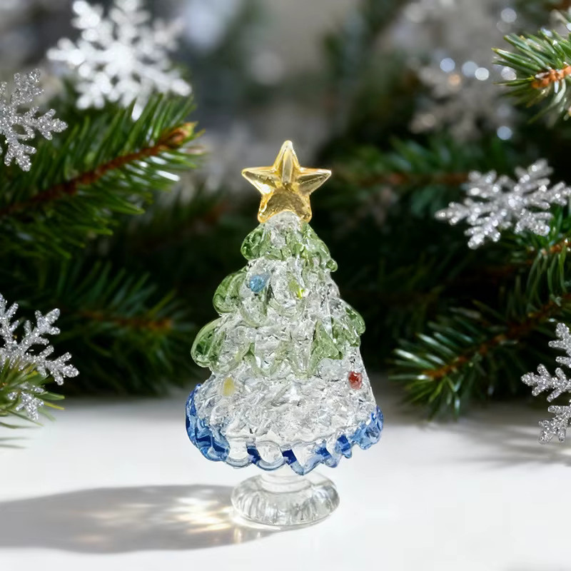 Handgefertigte Miniatur-Glasskulptur Weihnachtsbaum von YUYU in Grün und Weiß, abstrakte Glas-Deko für den Tisch - Bild 4