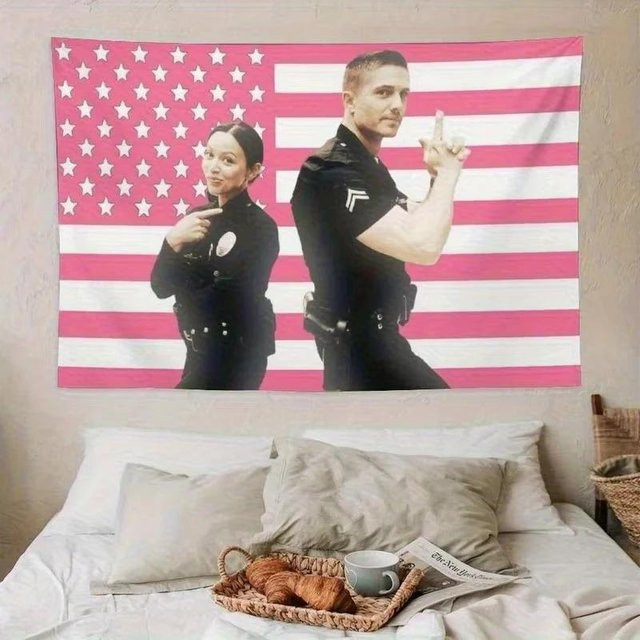 The Rookie Wandteppich Poster mit Lucy Chen und Tim Bradford Motiv, Rosa Amerikanische Flagge Hintergrund, Farbe: Schwarz und Rosa, Breite: 74 cm, Höhe: 94 cm - Bild 1