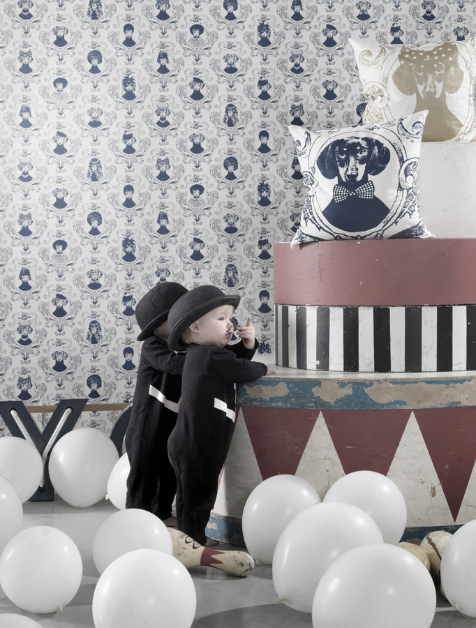 Studio Lisa Bengtsson Tapete Tillsammans Blue mit Tiermotiv im skandinavischen Design aus Vlies - Bild 1