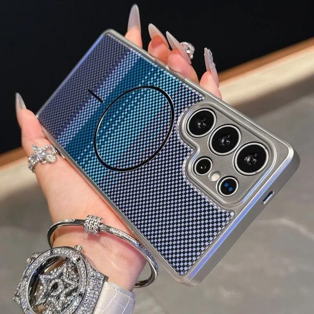 Samsung Galaxy S24 Ultra Schutzhülle mit Karbonfaser-Muster und magnetischem Kameraschutz in Blau aus weichem TPU - Bild 1