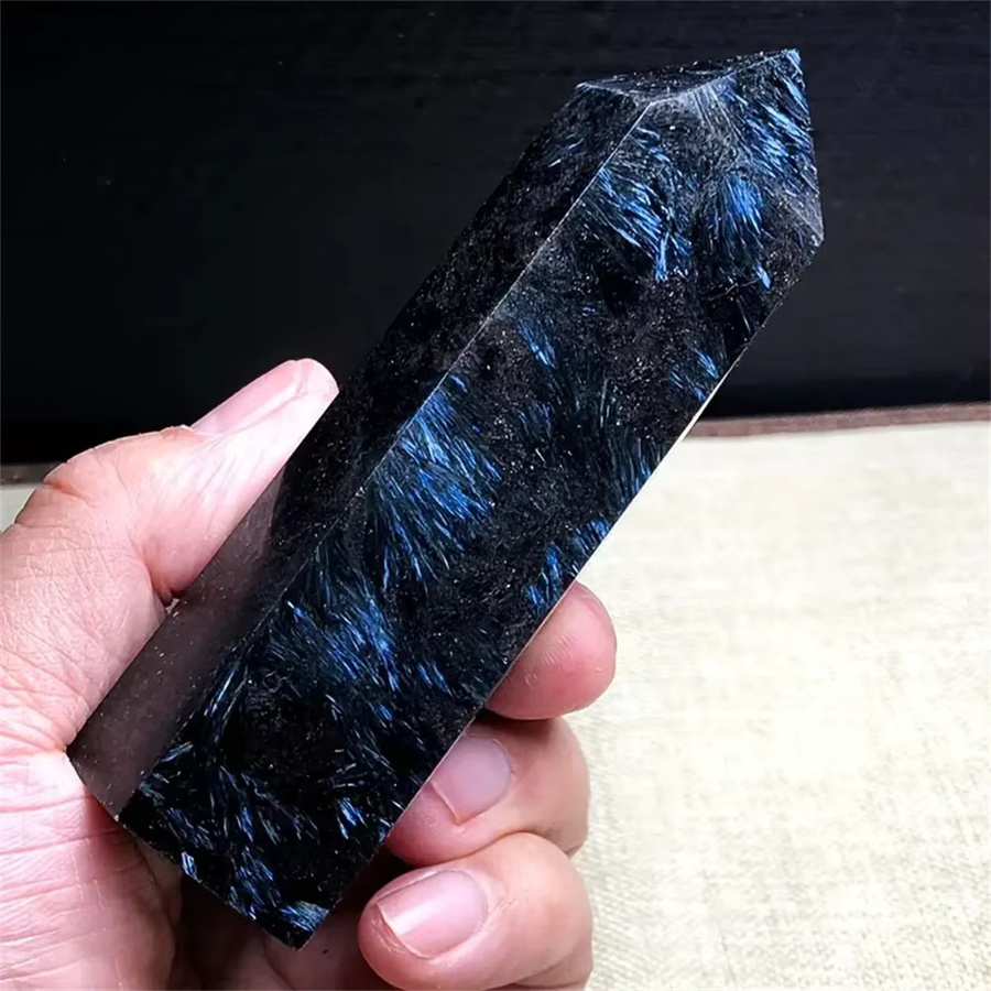 Polierter Arfvedsonit-Turmpunkt von CrystalHola in Blau als dekorativer Edelstein - Bild 2
