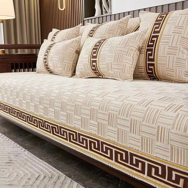 Rutschfester Sofabezug in Beige mit floralem Jacquard-Muster, B/H: 90 x 120 cm - Bild 1
