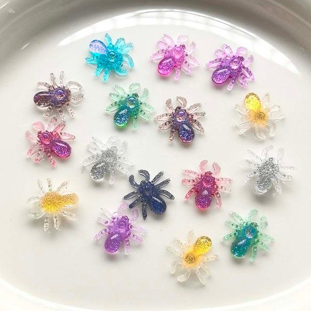 52 Stück Mini-Spinnen aus Kunstharz mit Glitzer in Multicolour für deine DIY-Bastelarbeiten und Schmuckherstellung - Bild 1