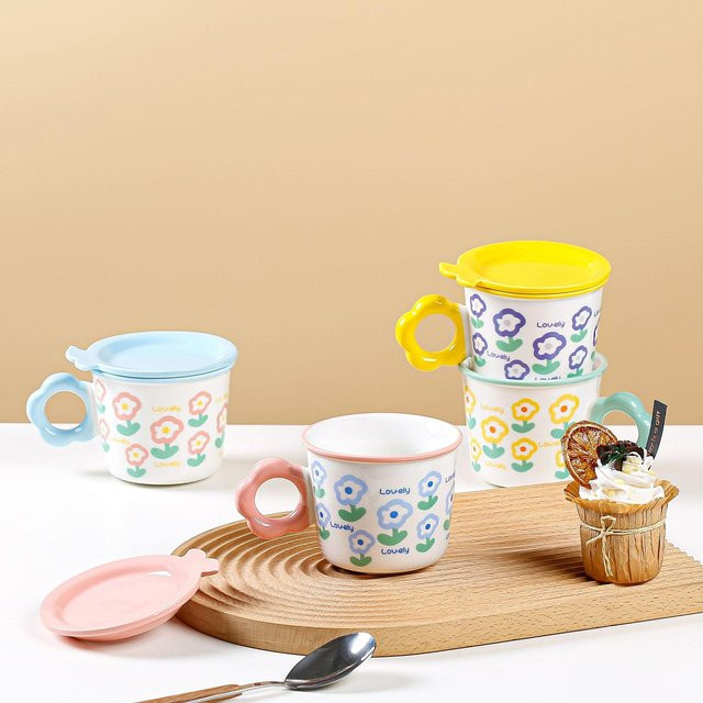 Niedliche Keramiktasse mit Deckel und Blumenmuster von Yiran Furniture, Farbe: Weiß/Mehrfarbig, Volumen: 330 ml - Bild 1