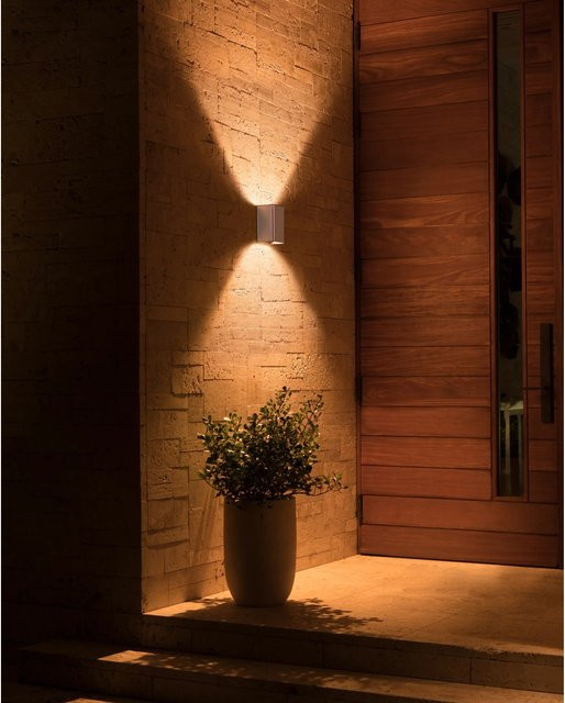 Philips Hue White & Color Ambiance Resonate Outdoor LED-Wandleuchte aus Edelstahl in Silber - Bild 1