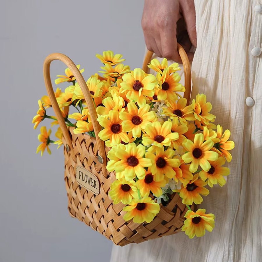 Dekorativer Bambuskorb in Braun als Cachepot für Blumen im rustikalen Design - Bild 2