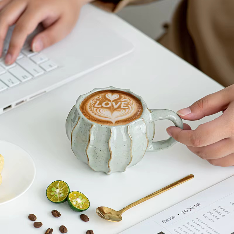 Handgefertigte Keramiktasse im Retro-Design mit Streifenmuster, unregelmäßig geformter Kaffeetasse und Milchbecher - Bild 2