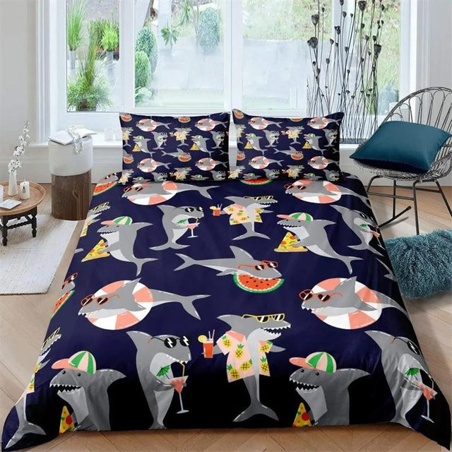 Bettwäsche Set mit Hai-Cartoon-Motiv von Your Warm Home in Blau und Weiß, bestehend aus einem Bettbezug und Kissenbezügen aus Mikrofaser, B/H: 135 x 200 cm - Bild 1