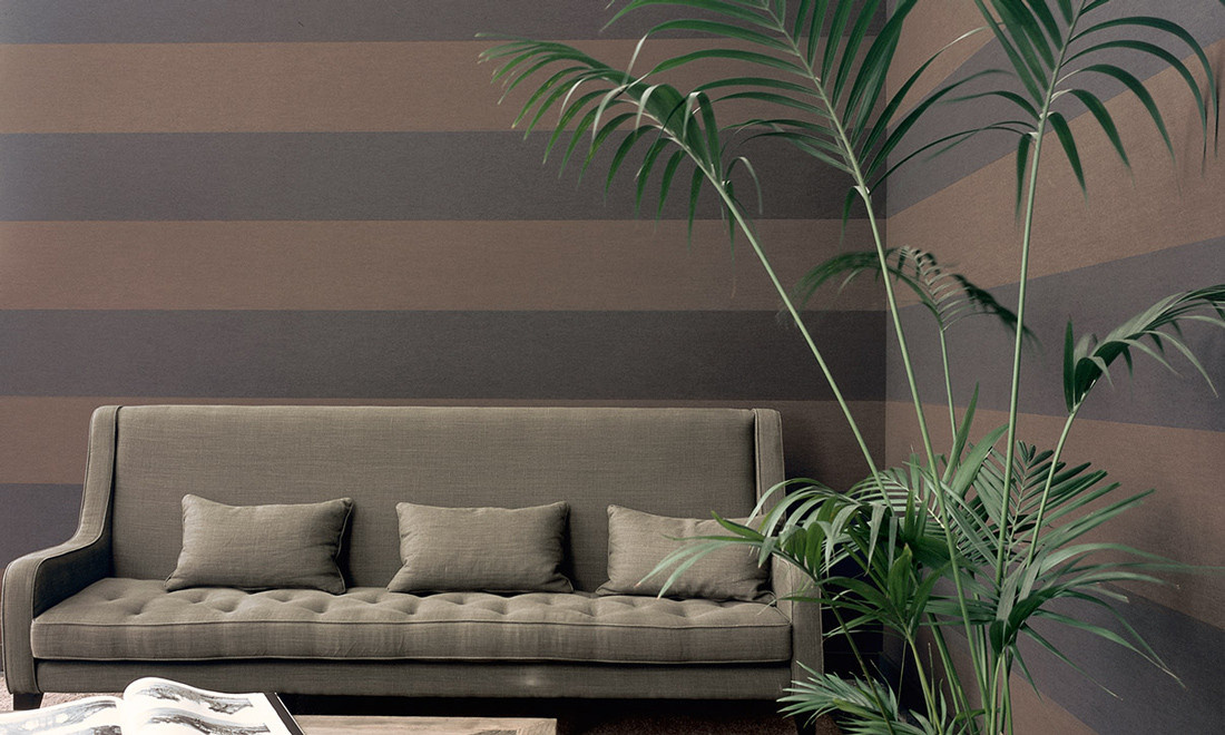 Flamant Tapete Grande Stripe in Tartuffo und Noir de Lune mit abstraktem Streifenmuster aus Vlies - Bild 1