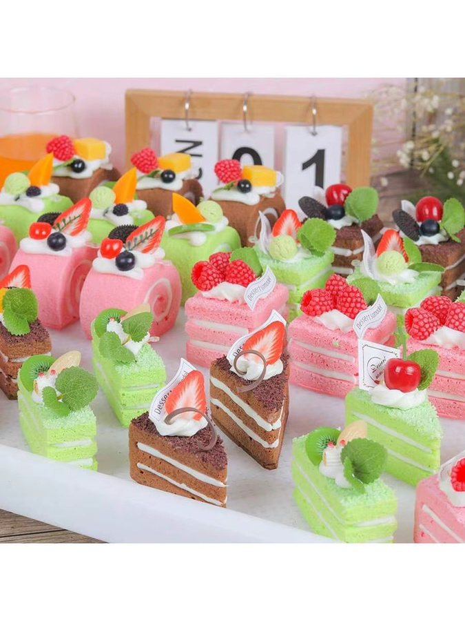 Simuliertes dreieckiges Pfannkuchen-Modell als Frucht-Creme-Dessert in Pink zur Bäckerei-Dekoration und als Fotografie-Requisite - Bild 2