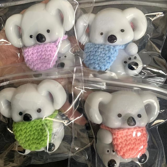 Koala Squishy Fidget Spielzeug, Gestrickter Schal, Gray - Bild 1