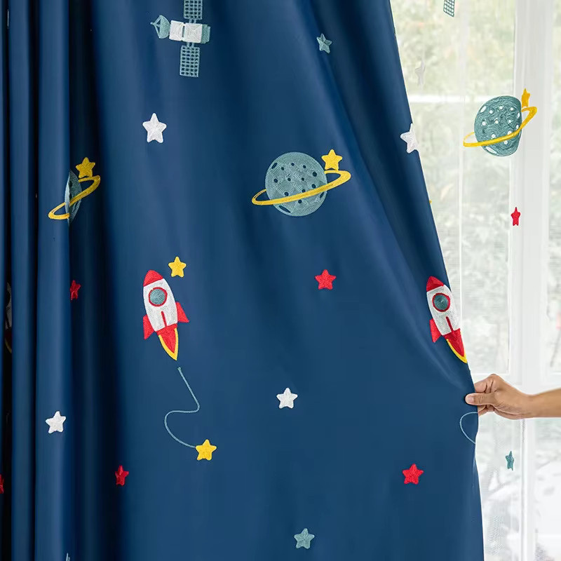 WPKIRA Kinderzimmervorhang Dunkelblau mit Weltraum-Motiv und Raketen-Stickerei, blickdicht Fensterbehandlung - Bild 2