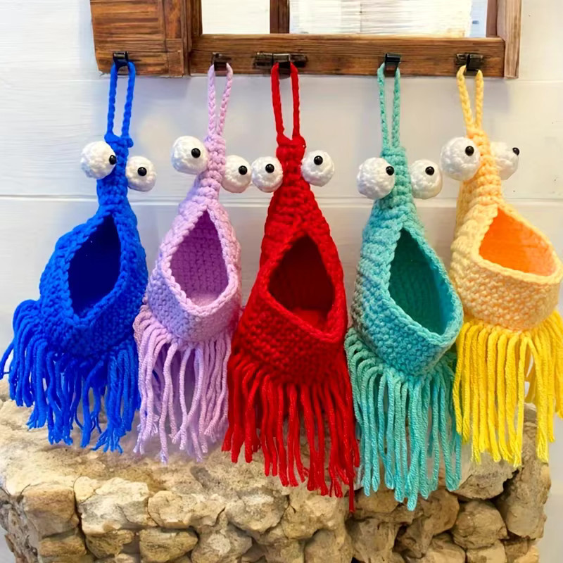 Gestrickter Hängekorb für Pflanzen und Obst in Lila und Mehrfarbig, Wandmontierter Boho Aufbewahrungskorb aus Textil mit Tier-Motiv - Bild 3