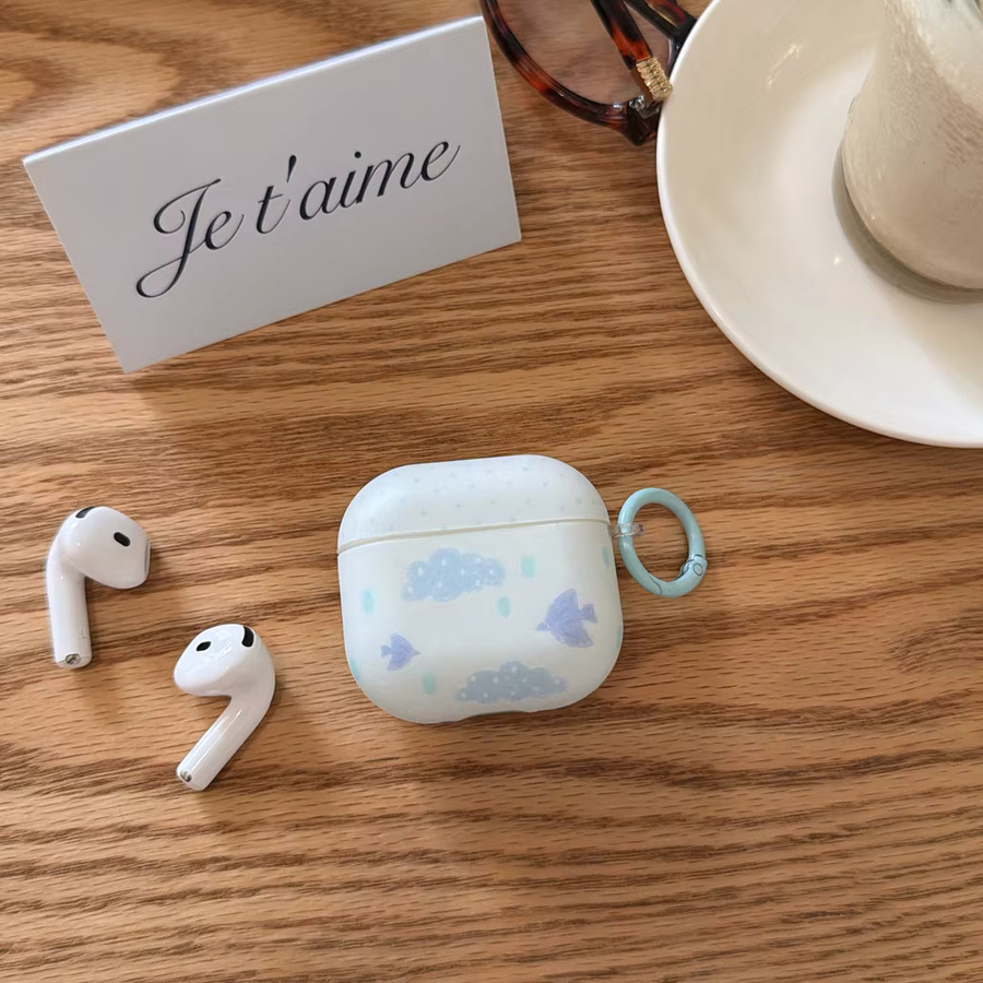 Handgezeichnete Schutzhülle für Apple AirPods 2 3 4 Pro Pro2 Pro3 mit blauem Wolken- und Vogel-Polka-Dot-Muster in matter Textur - Bild 2