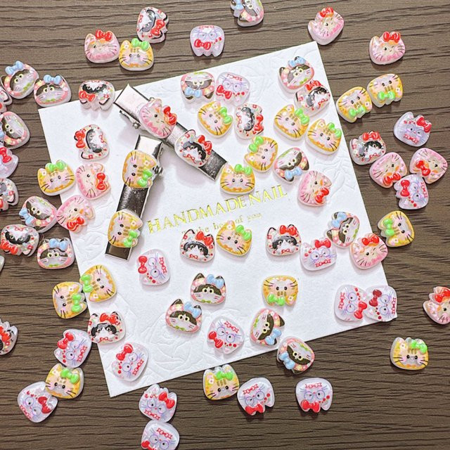 iigen KT Kitty Nagelcharms, 100 Stück, Hut & Schleife, 3D Harz, Glänzend - Bild 1