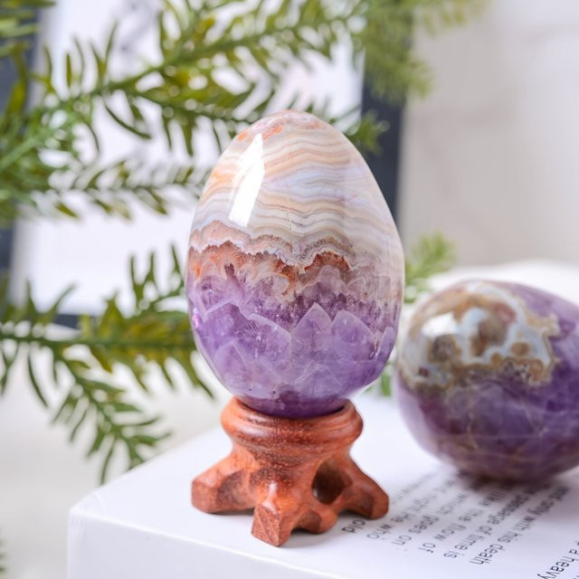 Handgefertigtes Amethyst-Achat-Kristall-Ei von CrystalHola in Lila und Braun mit Marmormuster als Tischdekoration - Bild 1