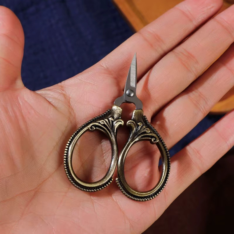 Mini Retro Taschenschere aus Edelstahl in Braun für Stickerei und Nähen, Höhe: 6 cm - Bild 3