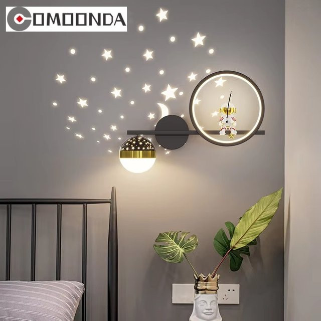 QUASHION LED Astronaut Wandlampe mit Sternenprojektor aus Metall und Resin für Kinderzimmer in Weiß und Schwarz - Bild 1