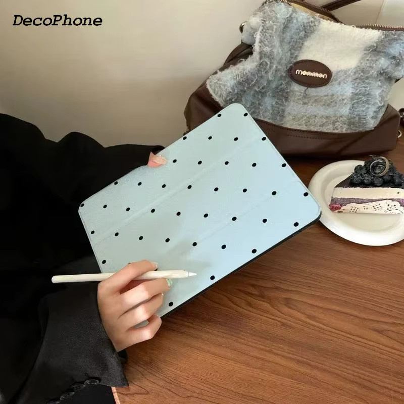 Schwarze Trifold-Hülle mit Polka Dots für Apple iPad Pro, iPad Air und iPad Mini - Bild 1